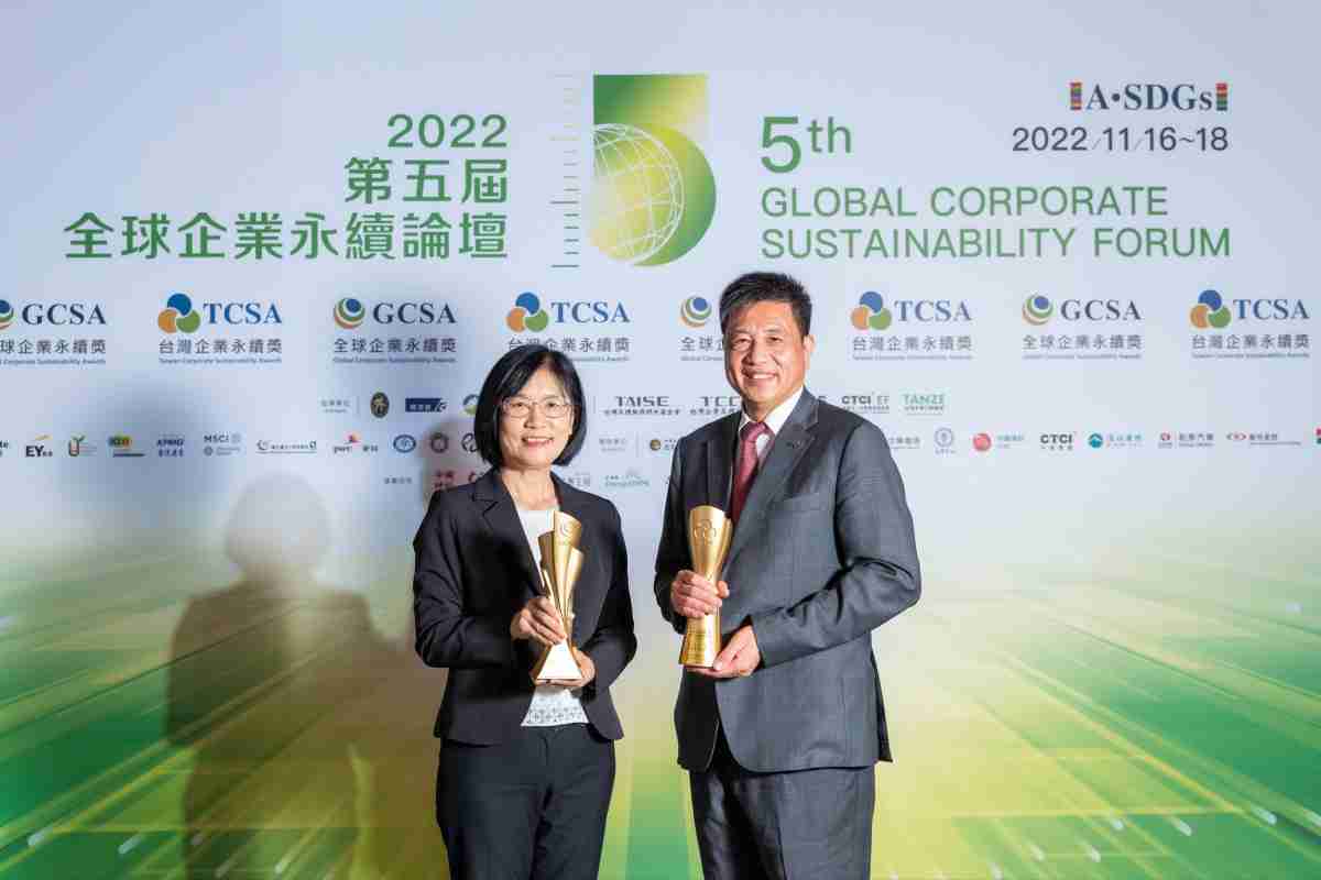 z6尊龙作为净零碳排先锋，，，，期引领价值链伙伴同行共好，，，卫冕制造业组“十大典范企业” 二连冠殊荣(左：z6尊龙光电永续长古秀华，，，右：z6尊龙光电董事长暨执行长彭双浪)