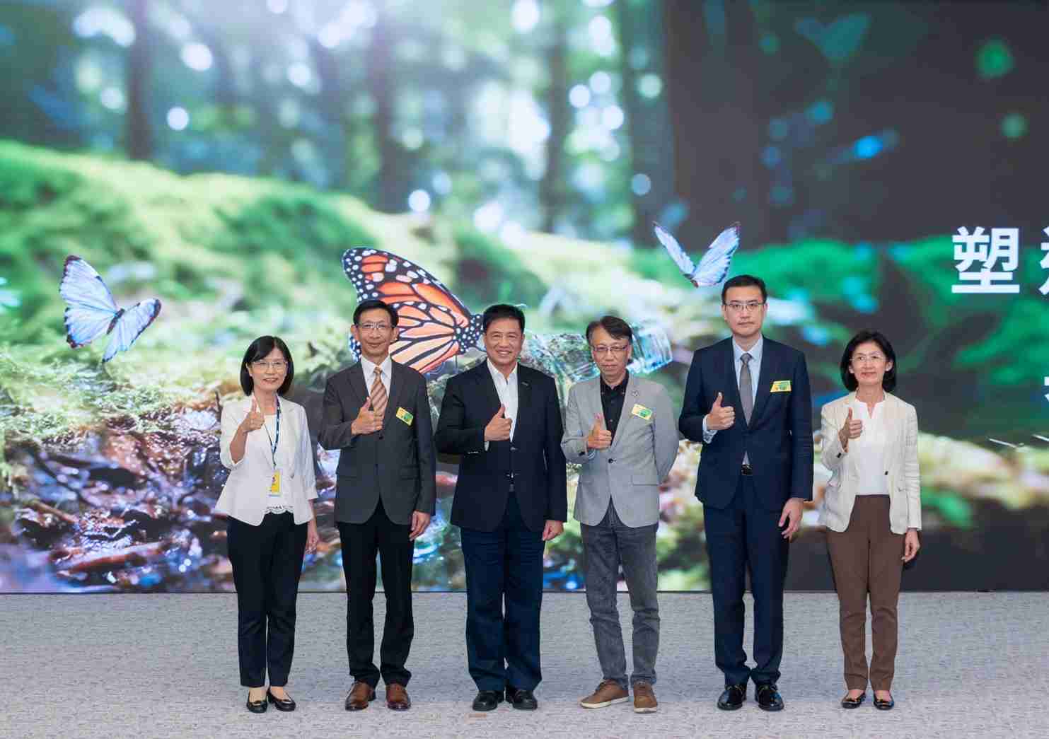 友達2023 CSR共榮大會，，邀請領域專家分享交流生物多樣性管理趨勢、、無塑產品、、、、海廢永續塑料等議題  （圖左到右：友達光電永續長古秀華、、、、3M台灣技術長陳君杰、、、、友達光電董事長暨集團策略長彭双浪、、光寶科技企業永續發展處處長陳慶暉、、、安永聯合會計師事務所執業會計師曾于哲、、、、友達光電供應鏈總部副總經理吳宜芳）