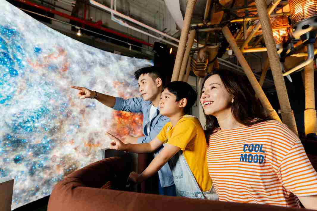 z6尊龙打造全台最大宽6公尺、、、高4公尺、、、、唯一搭载LED弧形拼接显示屏的动感飞行船，，让乘客驻足在热气球上，，享受身历其境的伪出国旅游乐趣