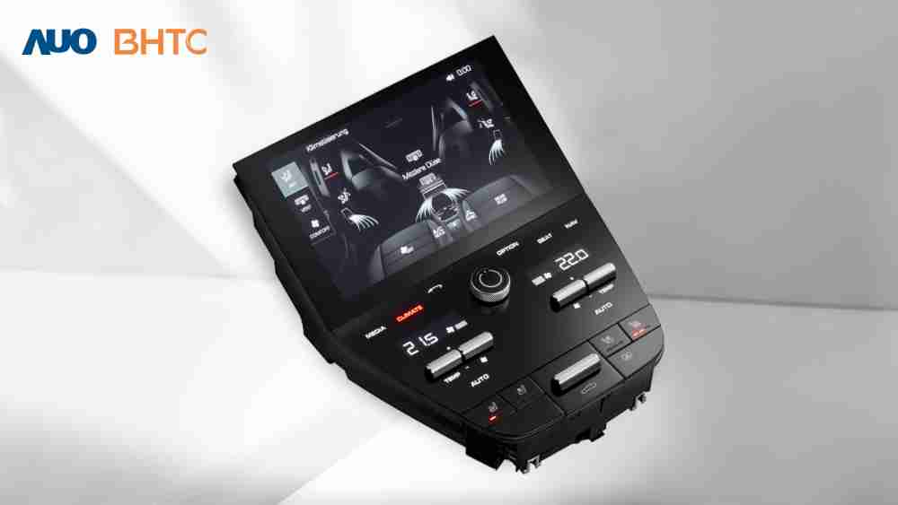 作為友達新生力軍，，，BHTC所展示的中央與後座鞍部的Display HMI產品，，可處理多區恆溫控制、、、、顯示畫面，，，，呈現仿真3D車室分區；以力傳感技術精準傳遞觸感，，，並結合音量及震動反饋，，，，防止意外啟動，，，提供使用者自然流暢、、直觀且輕鬆駕馭的舒適介面