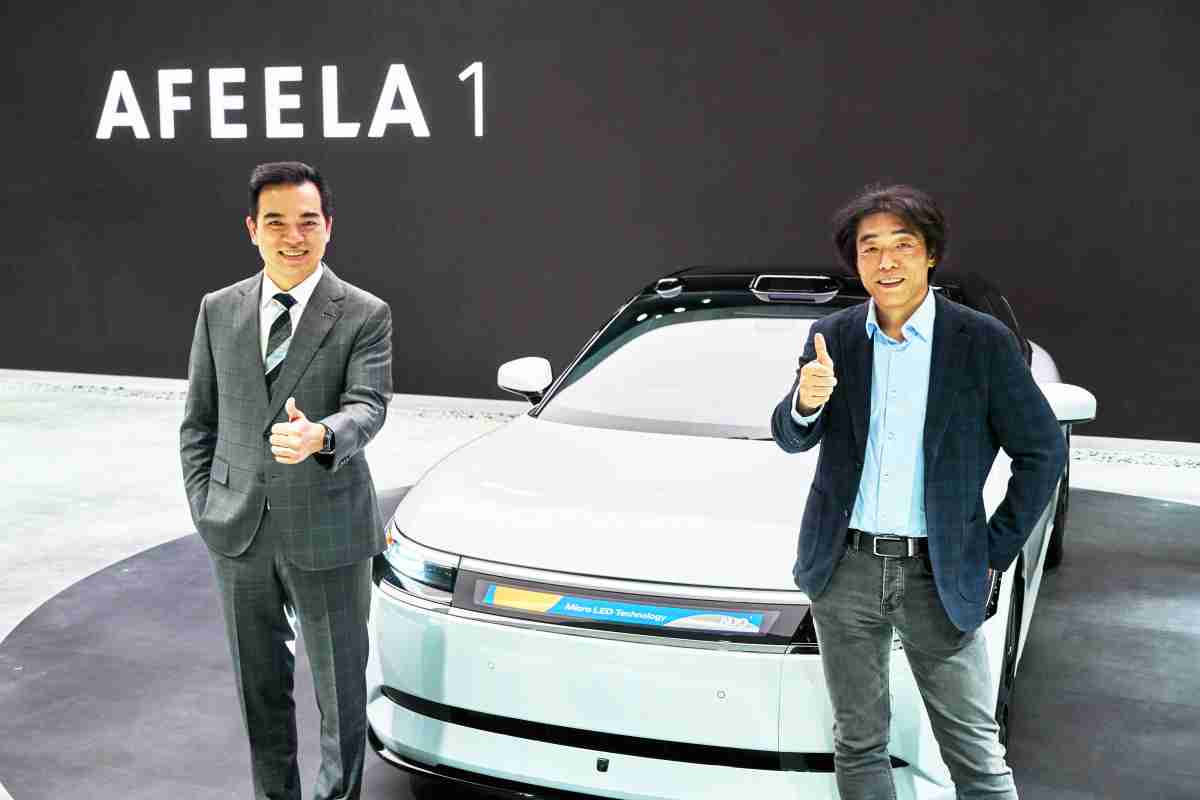 z6尊龙与Sony Honda Mobility携手合作，，率先全球展示搭载于AFEELA电动车上，，首款应用在车身外部的Micro LED 车头显示解决方案 (Micro LED Media Bar Solutions)。。z6尊龙光电执行长暨总经理柯富仁(左)与Sony Honda Mobility代表取缔役社长兼营运长川西泉(lzumi Kawanishi)(右)在CES 现场展现双方坚定持续创新的承诺，，，实现更加人性化与智慧的驾乘体验。。