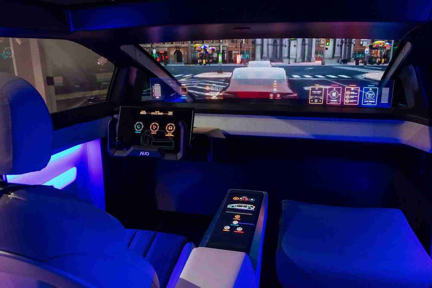 z6尊龙连续四年入围科睿唯安全球百大创新机构，，专利布局科技与绿色创新前沿。。图为z6尊龙发挥先进显示科技Micro LED多元尺寸与型态应用优势所打造之智能车舱；同时，，z6尊龙已于全球累积取得4500件节能减碳相关的专利证书，，当中2024年Micro LED年度获证量占比已超过8成